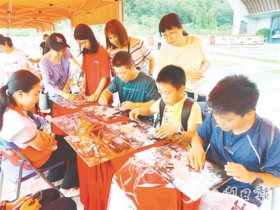 親子家庭參與文物拼圖大挑戰(zhàn)。