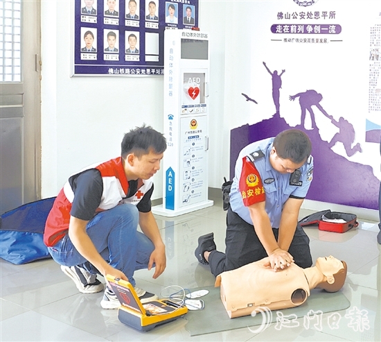 培訓(xùn)師講解自動體外除顫儀（AED）使用方法時，參訓(xùn)人員利用人體模型和訓(xùn)練機反復(fù)練習(xí)。