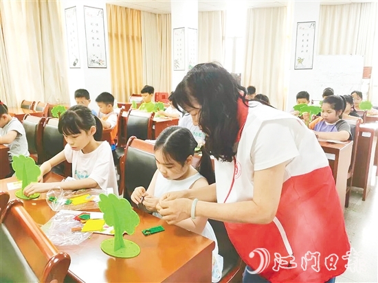 孩子們?cè)谥驹刚叩氖痉逗椭笇?dǎo)下，精心制作“家庭樹(shù)”。