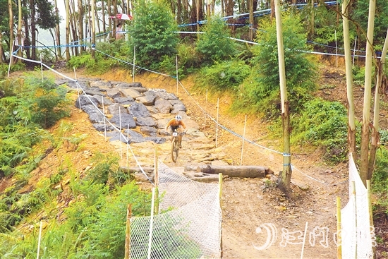 選手在山林間高速騎行，展現(xiàn)高超技術(shù)。