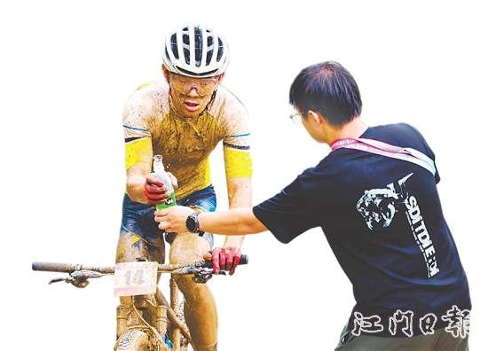 參賽選手在比賽中途補(bǔ)充水分。