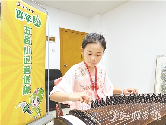 學(xué)生自信地展現(xiàn)才藝。