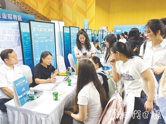 恩平市人社局組織企業(yè)進(jìn)高校招聘人才。