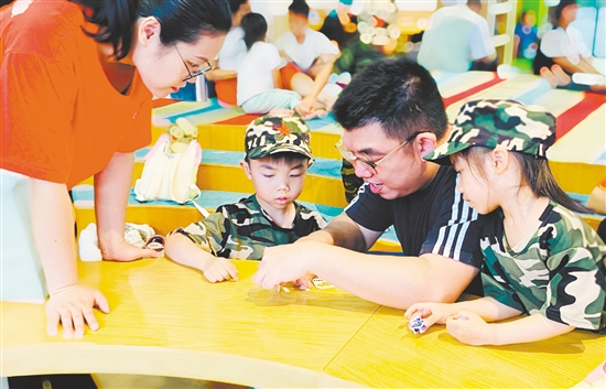 活動中，親子共同拼接軍事武器小拼圖。