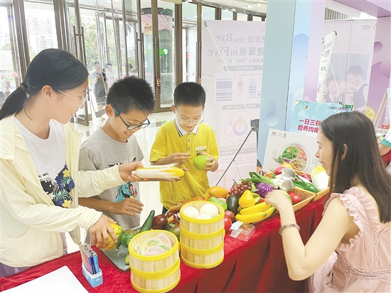 孩子們在趣味互動中學(xué)習(xí)營養(yǎng)知識。