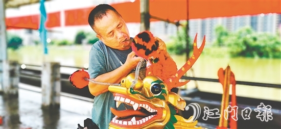 杜澄龍舟活動完整保留著農(nóng)歷四月初八“轉(zhuǎn)龍頭”、五月初一“旺龍日”等古禮。圖為村民在“旺龍日”前整理龍頭龍棗。