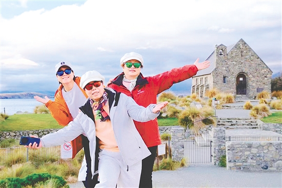 圖為江門市民在新西蘭旅游時(shí)的照片。旅行社供圖