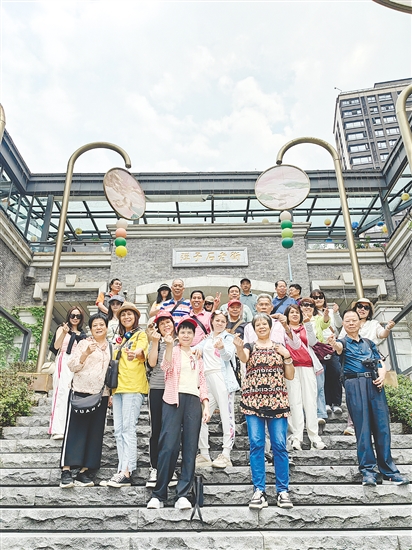 團友們在彈子石老街拍照留念。