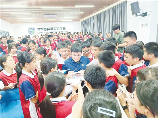 講座結(jié)束后，同學們紛紛圍著徐博士索取簽名，一些同學還意猶未盡地繼續(xù)向他提問。