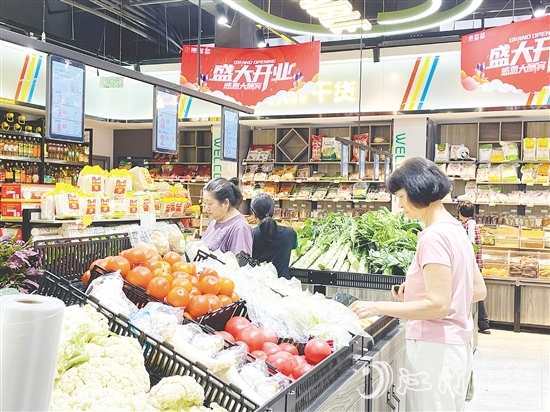 菜市場(chǎng)變身生鮮超市，吸引周邊居民前來(lái)選購(gòu)。