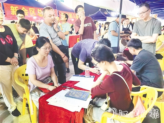 招聘會(huì)現(xiàn)場(chǎng)，求職者與企業(yè)精準(zhǔn)對(duì)接。
