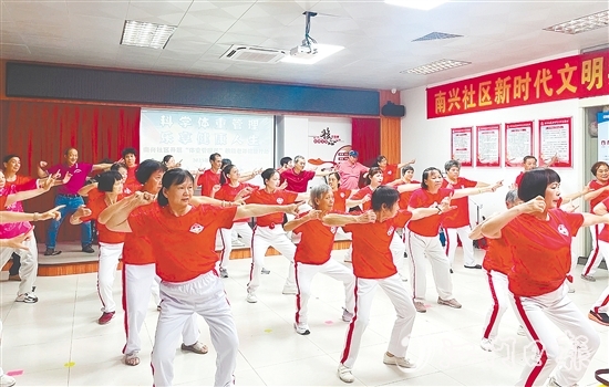 南興社區(qū)新時代文明實踐站將傳統(tǒng)中醫(yī)養(yǎng)生功法八段錦與體重管理目標相結(jié)合，推出特色八段錦課程，廣受居民歡迎。