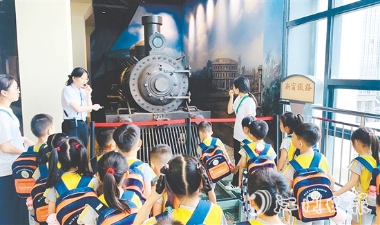 學校組織學生走進臺山市博物館，通過實地參觀和互動體驗，更加深入地了解家鄉(xiāng)歷史文化。