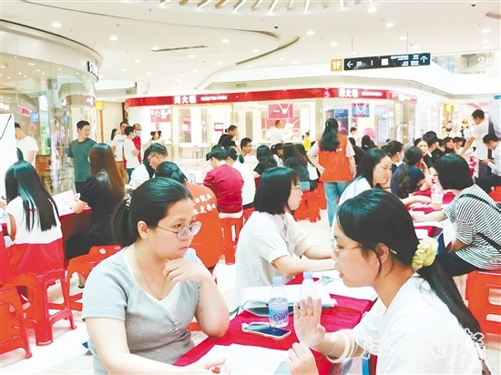 臺山市構(gòu)建“驛站+市場+企業(yè)”三位一體服務(wù)模式，通過定期舉辦專場招聘會、開發(fā)零工即時對接平臺、建立重點企業(yè)用工聯(lián)盟，實現(xiàn)就業(yè)服務(wù)24小時“不打烊”。