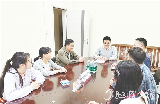 吳文彪（中）整合各方力量資源，努力化解矛盾糾紛。