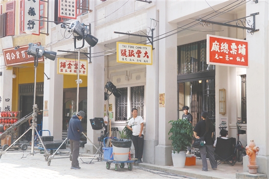 《風(fēng)與潮》劇組正在赤坎華僑古鎮(zhèn)拍攝。