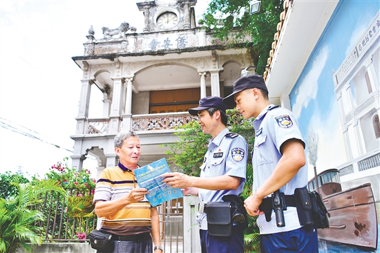沙堆派出所民警向群眾派發(fā)宣傳資料。
