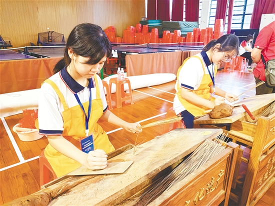 雙水鎮(zhèn)小岡學(xué)校傳承香文化，開設(shè)特色勞動(dòng)課程，已培養(yǎng)出手搓香傳承人近400人。