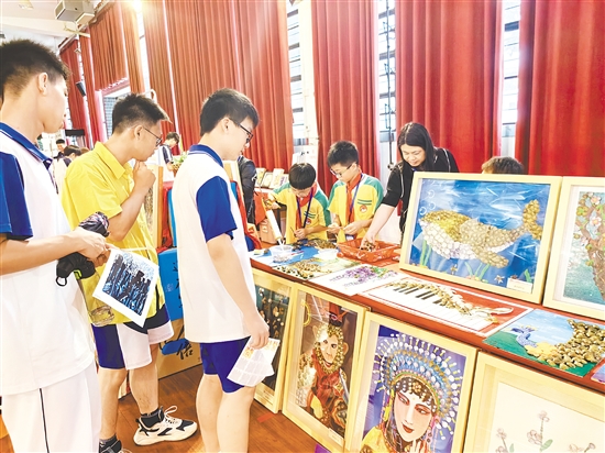 睦洲鎮(zhèn)睦洲小學(xué)就地取材、變廢為寶，開發(fā)蜆殼畫系列勞動(dòng)課程。