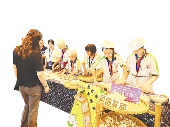 司前鎮(zhèn)石步小學(xué)學(xué)生正“沉浸式”體驗(yàn)非遺“司前其面食俗”，打造獨(dú)具匠心的勞動(dòng)課程。