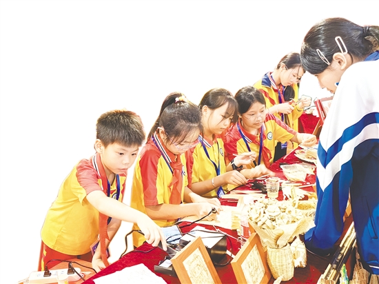 大澤鎮(zhèn)呂金銓學(xué)校開設(shè)葵藝課程，教授學(xué)生葵藝知識(shí)和烙畫技能。