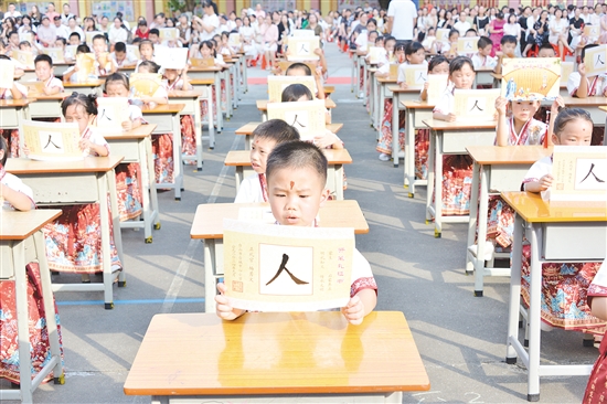學(xué)校定期舉辦藝術(shù)節(jié)、書香節(jié)等活動(dòng)。