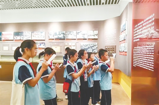 學(xué)校組織學(xué)生參觀博物館，開展紅色文化教育。