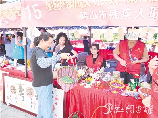 市民選購義賣物品，以實(shí)際行動(dòng)支持公益事業(yè)。