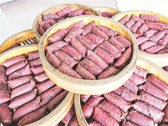 文龍?zhí)鹌肤兆拥曛谱鞯蔫潘疹仾毺?，粽葉呈現(xiàn)紫紅色。