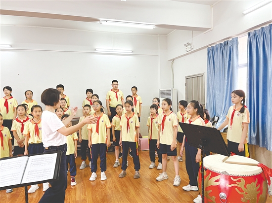 每個(gè)學(xué)期，沙坪街道第七小學(xué)都會(huì)制定教學(xué)計(jì)劃，結(jié)合學(xué)生實(shí)際情況選取訓(xùn)練曲目，以循序漸進(jìn)的模式開(kāi)展合唱教學(xué)。