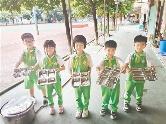 沙坪街道第三小學舉辦“光盤行動”主題活動，學生展示“光盤”成果。