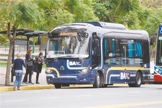 乘客在阿根廷布宜諾斯艾利斯街頭登上中國生產(chǎn)的電動公交車。新華社發(fā)
