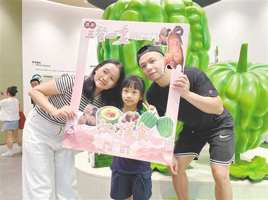 尋味體驗(yàn)團(tuán)成員在杜阮涼瓜博覽館打卡。