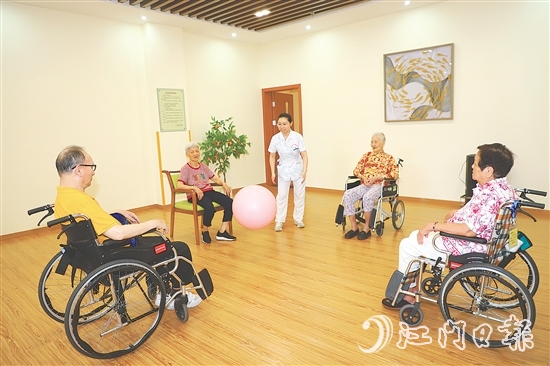 新會(huì)區(qū)養(yǎng)老中心定期安排活動(dòng)，讓入住長(zhǎng)者的晚年生活過(guò)得充實(shí)而有趣。