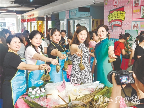 恩平市舉辦慈善包粽活動(dòng)，這是這座“感恩之城”一年一度的溫情盛會(huì)。
