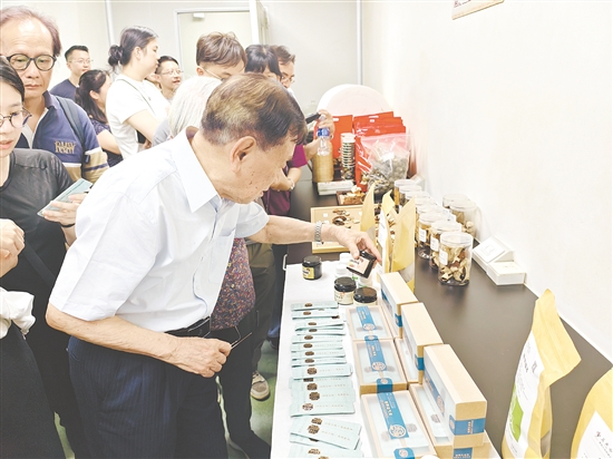 香港客人參觀江門市新會(huì)陳皮研究院。