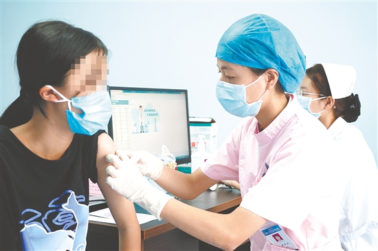 醫(yī)護(hù)人員為適齡女生接種HPV疫苗。