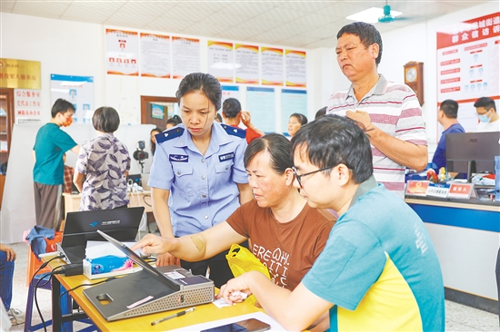 活動為群眾提供“現(xiàn)場拍照+當場辦證”“一站式”辦理便民服務。
