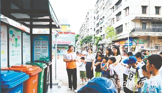 親子家庭深入了解開平生活垃圾處理從單一填埋到分類處理的發(fā)展歷程。