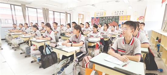 紫茶中學(xué)學(xué)生以良好的精神面貌迎接中考。