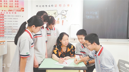 江門市第一中學(xué)景賢學(xué)校人才島校區(qū)師生認(rèn)真復(fù)習(xí)備考。