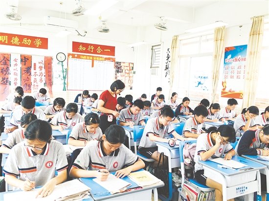 江門市棠下初級(jí)中學(xué)學(xué)生在專心備考。