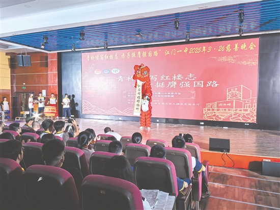 每年的“3·26”慈善晚會是學(xué)校的品牌活動。