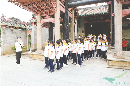 學(xué)生走進(jìn)陳白沙紀(jì)念館，探尋白沙文化精髓。