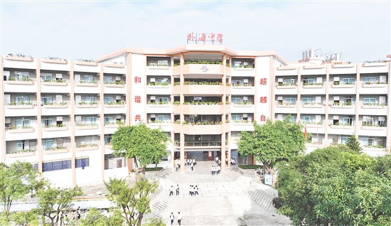 邑大附中1號(hào)樓翻新后，嶄新的墻面色彩明亮，給人煥然一新的感覺。