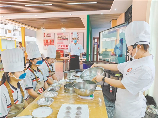 中小學(xué)生走進(jìn)中職學(xué)校學(xué)習(xí)技能。