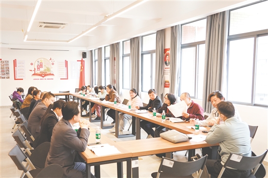 教研會(huì)議，教師們認(rèn)真研討。