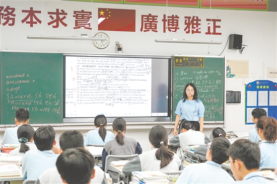 教師認(rèn)真授課。