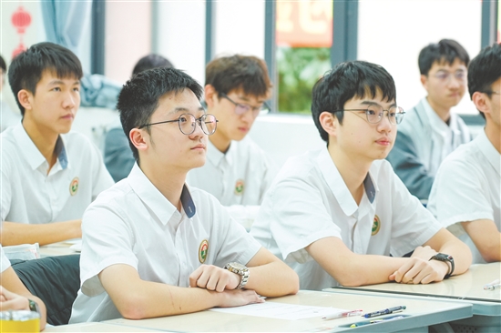 學(xué)生精神抖擻。
