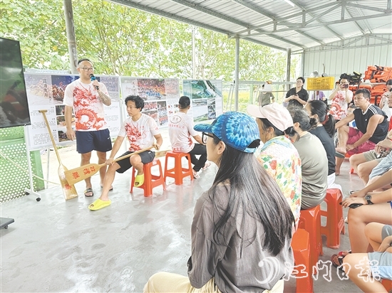 禮樂中正坊教練對(duì)新市民進(jìn)行龍舟基本培訓(xùn)。